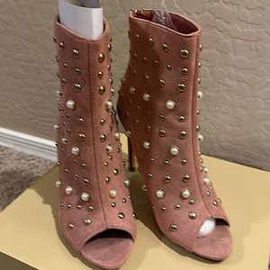 Brand new never worn pink heels size 7, eye catching!!!